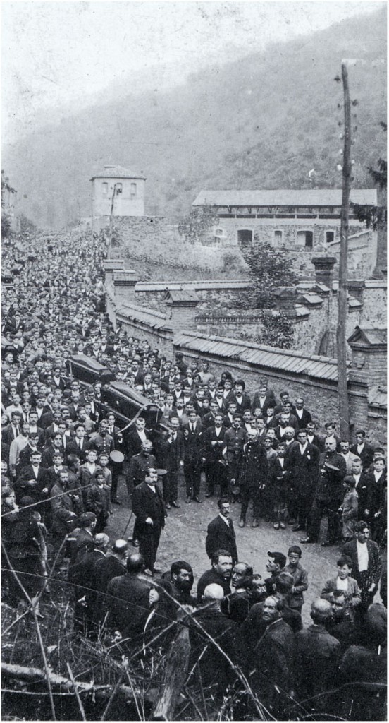 Entierro de los fallecidos por una explosi&oacute;n de gris&uacute; en Mina Baltasara. Mieres, Asturias. A&ntilde;o 1923.