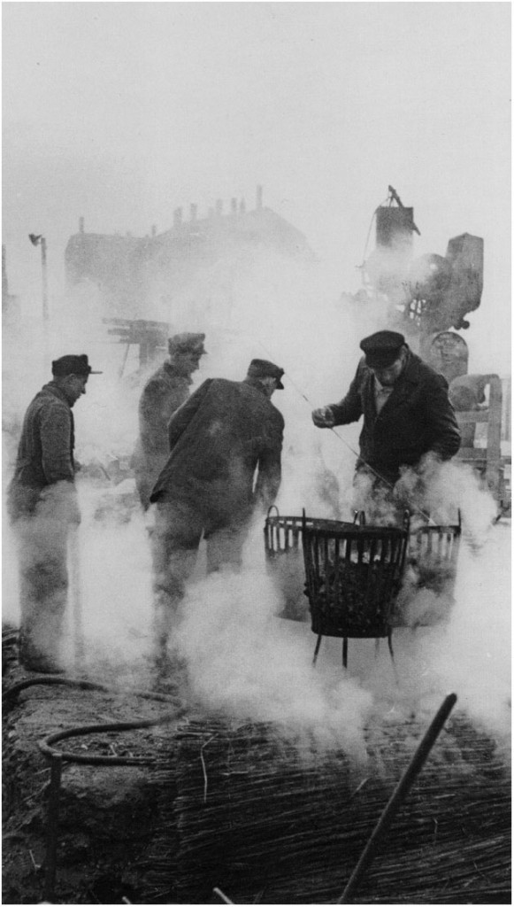 Trabajadores efectuando sus labores alrededor de diversos ingenios de vapor, en Leipzig, Alemania. A&ntilde;o 1953.