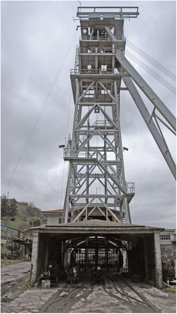 Instalaciones del Pozo San Antonio, en Moreda, Aller, Asturias. A&ntilde;o 2005.