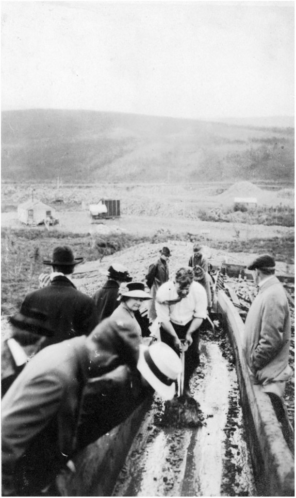 Miner&iacute;a del oro en Chatanika, Alaska, USA, hacia los a&ntilde;os 10.
