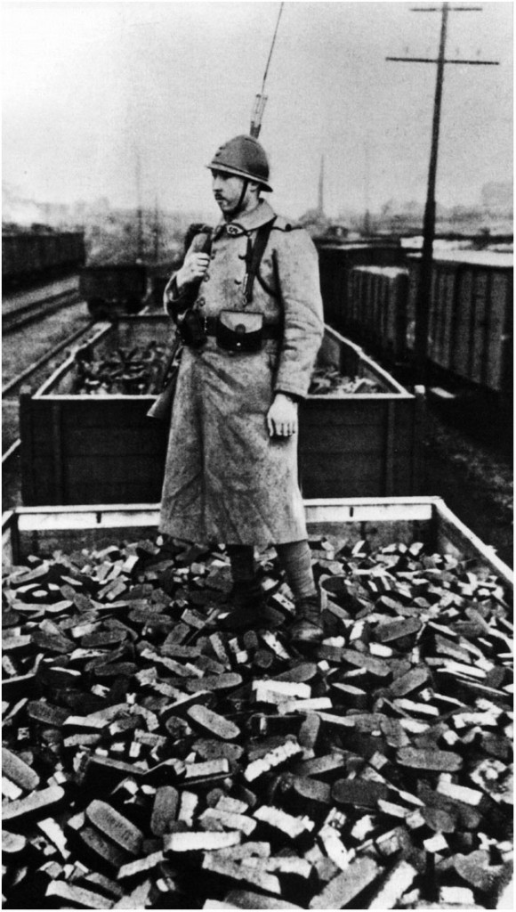 Soldado franc&eacute;s montando guardia sobre un vag&oacute;n cargado de briquetas de carb&oacute;n.  A&ntilde;o 1924.