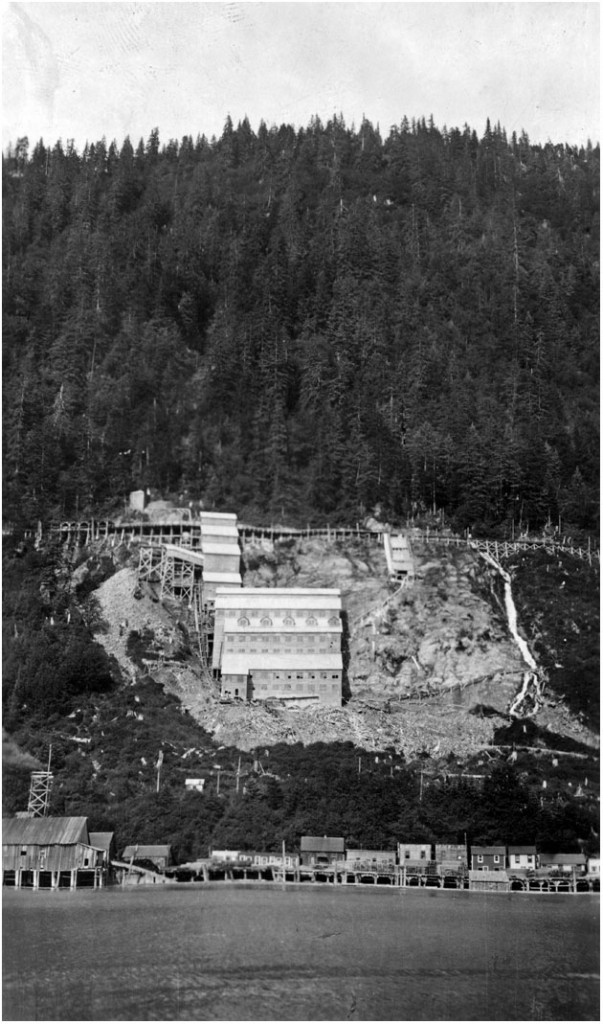 Gastineau Gold Crushing Plant de la Alaska Gastineau Mining Company, Juneau, Alaska, USA. Principios de siglo.