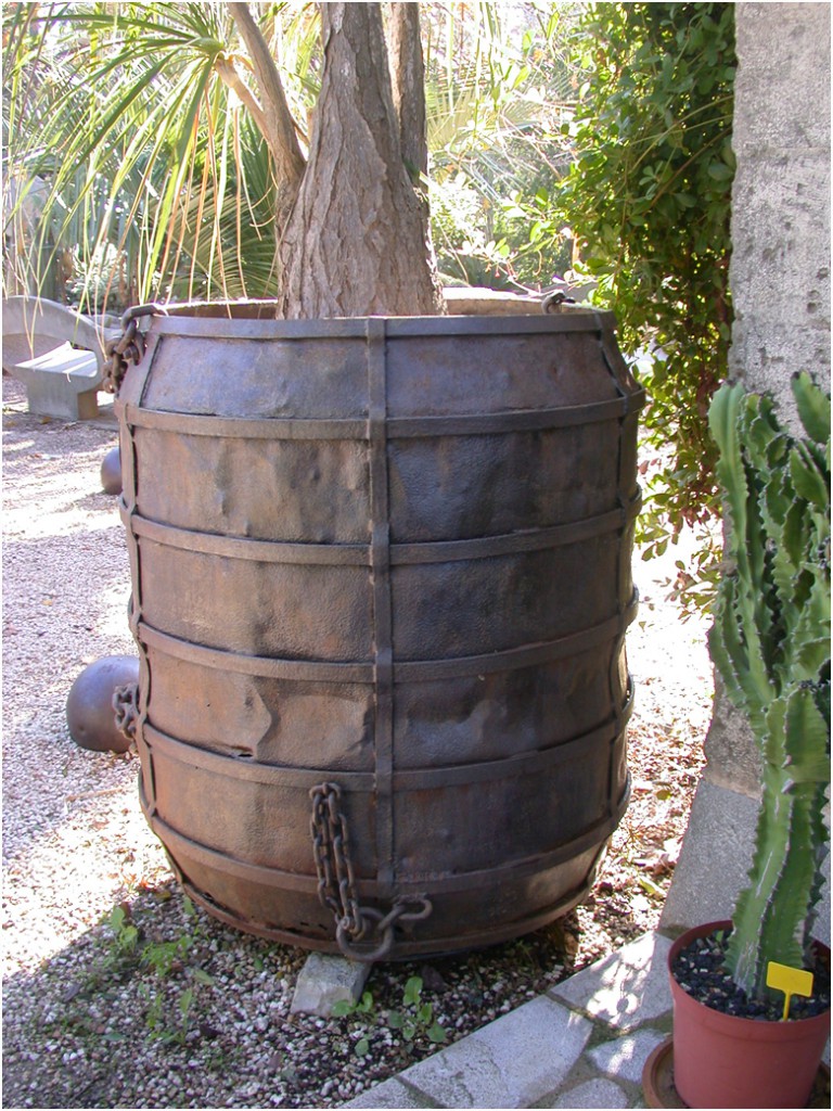 Bota de extracci&oacute;n de carbon expuesta en el Jard&iacute; Bot&agrave;nic de S&oacute;ller. Mallorca 2012