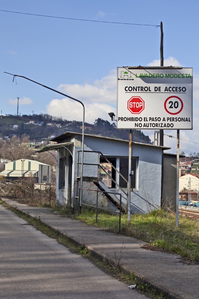 Restos del control de acceso de Modesta, después del desguace del lavadero. Langreo. Asturias 2012