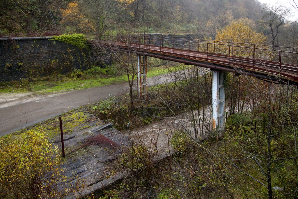 Pasarela en el Pozo Santa Barbara. Valle de Turon. Mieres. Asturias 2015
