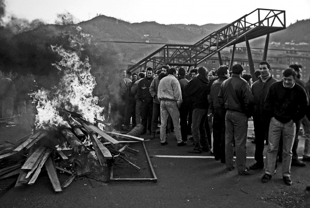 Corte de la autopista durante las movilizaciones mineras del encierro del Pozo Barredo. Mieres, Asturias. Año 1991.