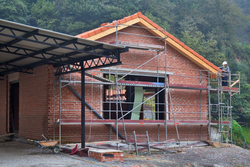 Estaci&oacute;n de El Cadaviu, en construcci&oacute;n, Valle del Samu&ntilde;o, Langreo, Asturias. A&ntilde;o 2011.