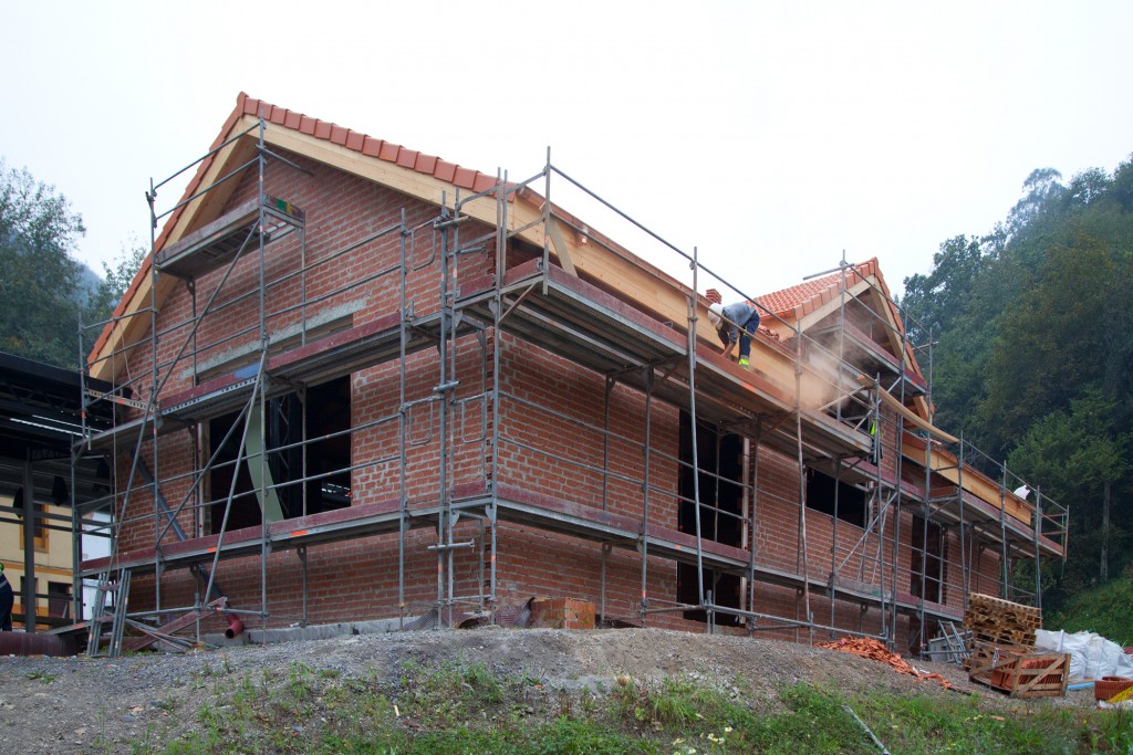 Estaci&oacute;n de El Cadaviu, en construcci&oacute;n, Valle del Samu&ntilde;o, Langreo, Asturias. A&ntilde;o 2011.