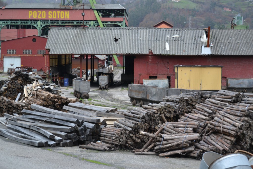 Parque de madera del pozo Sotón. S.M.R.A. Asturias 2014