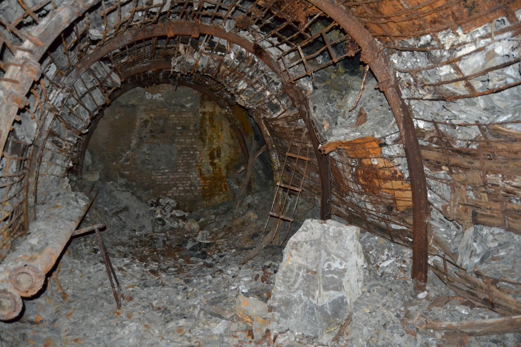 Interior de una galería del grupo Valdelospozos. Blimea. S.M.R.A. Asturias 2012
