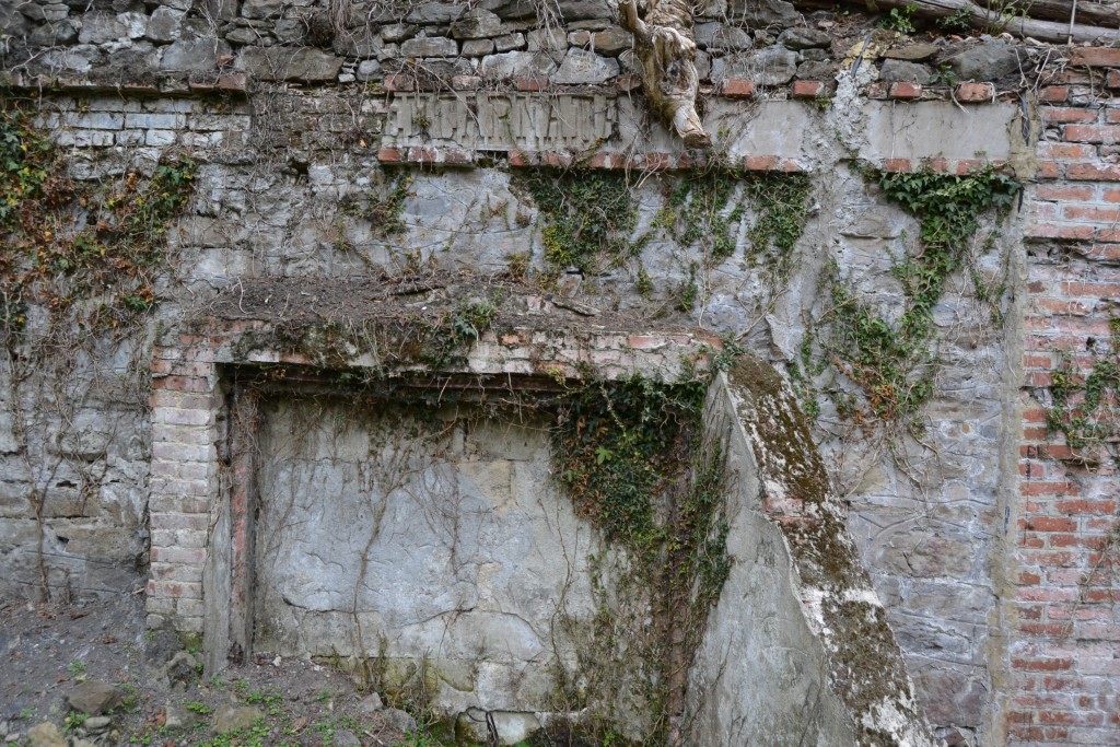 Bocamina tapiada de la mina La Encarnada, en la Hueria de Carrocera. San Martín del Rey Aurelio. Asturias 2015