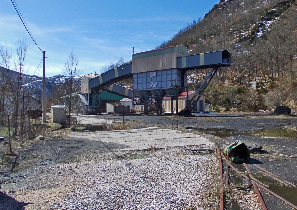 Instalaciones abandonadas del Grupo Lumajo de la Minero Siderúrgica de Ponferrada. Villaseca de Laciana. Villablino. Leon 2013