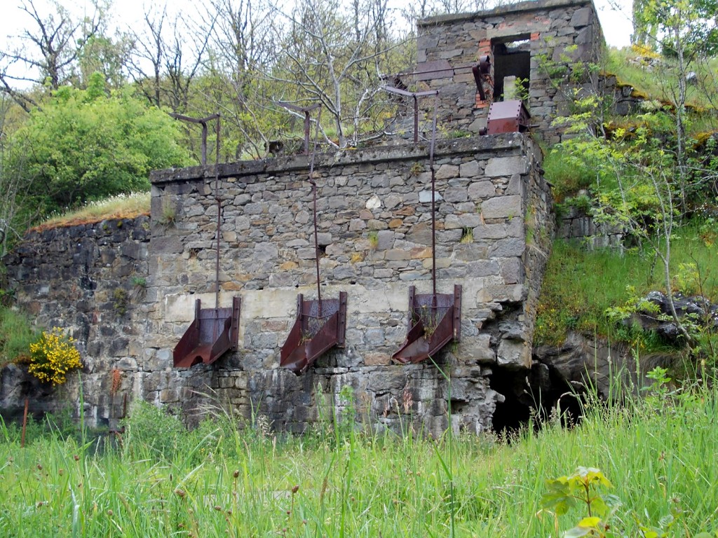 Cargaderos antiguos del Grupo Lumajo de la Minero Siderúrgica de Ponferrada. Villaseca de Laciana. Villablino. Leon 2013