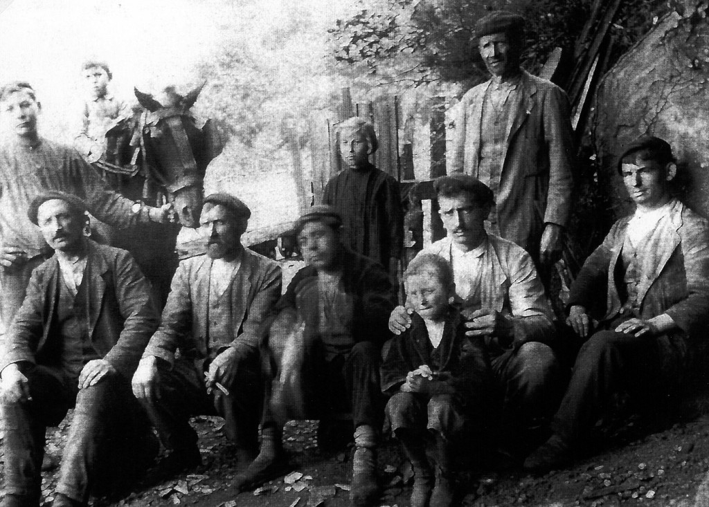 Grupo de mineros en la Mina Desquite de Velasco Herrero – Hermanos. Villanueva. Moreda. Asturias 1915