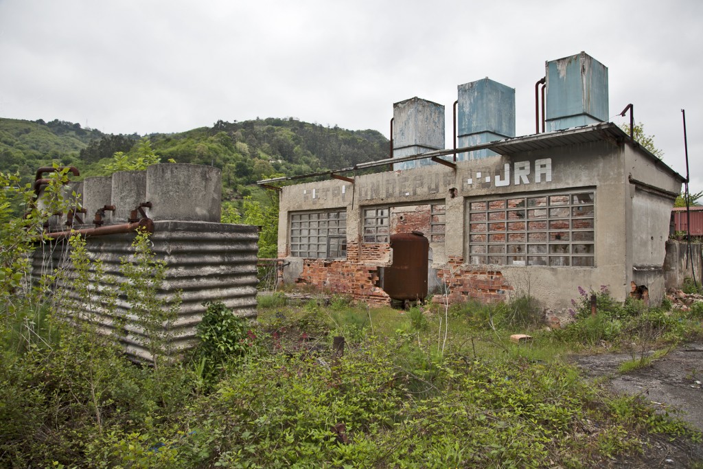Restos de la estación depuradora. Minas de Figaredo, Mieres, Asturias. A&ntilde;o 2013.