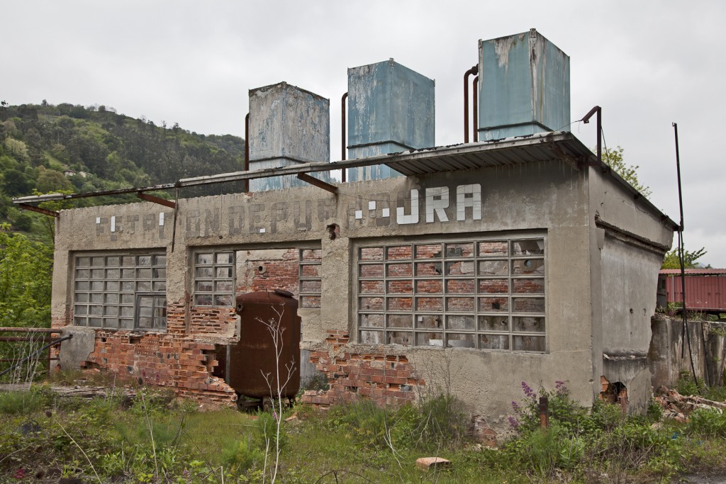 Restos de la estación depuradora. Minas de Figaredo, Mieres, Asturias. A&ntilde;o 2013.