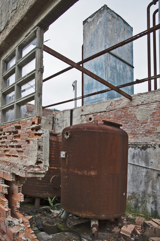 Restos de la estación depuradora. Minas de Figaredo, Mieres, Asturias. A&ntilde;o 2013.