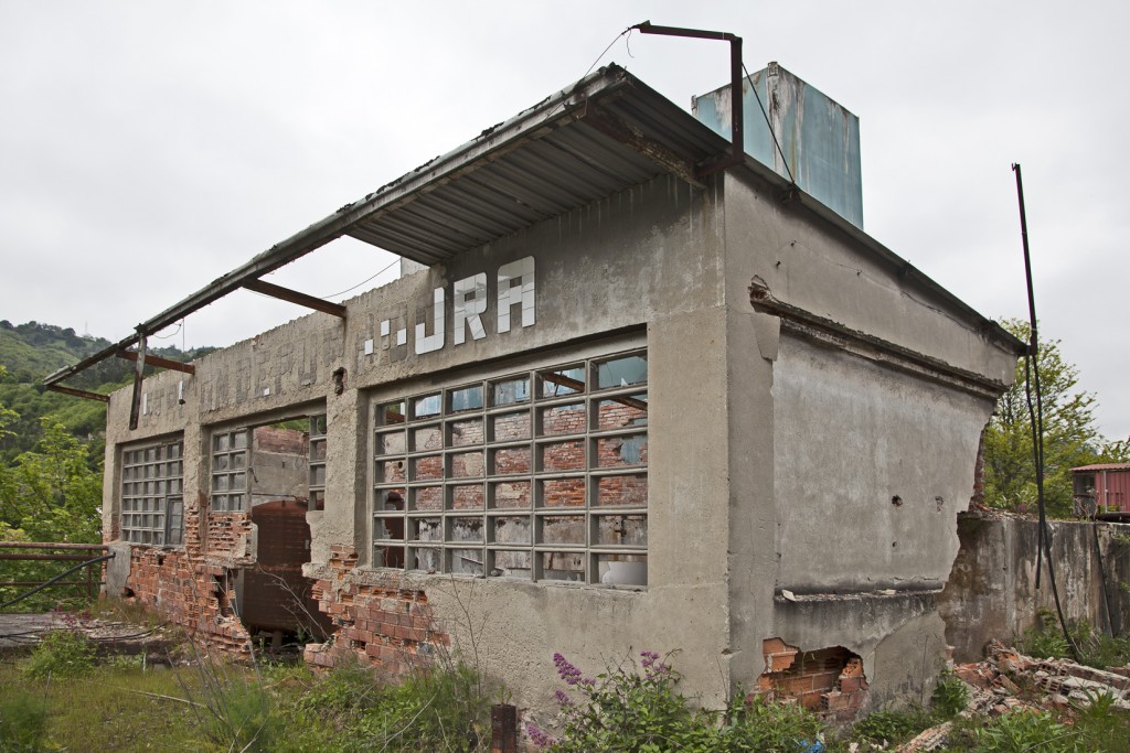 Restos de la estación depuradora. Minas de Figaredo, Mieres, Asturias. A&ntilde;o 2013.