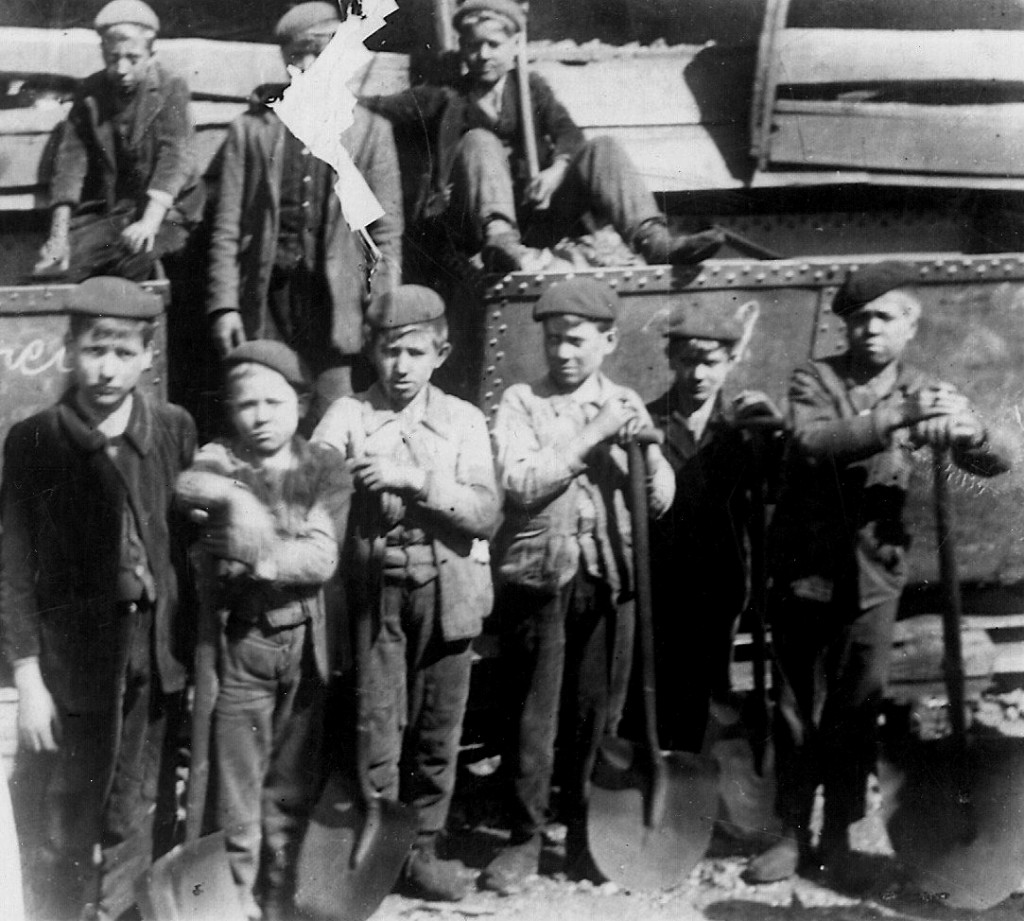 Grupo de guajes cargando vagones de carbón en la Mina Turca. Valdefarrucos. Aller. Asturias 1920