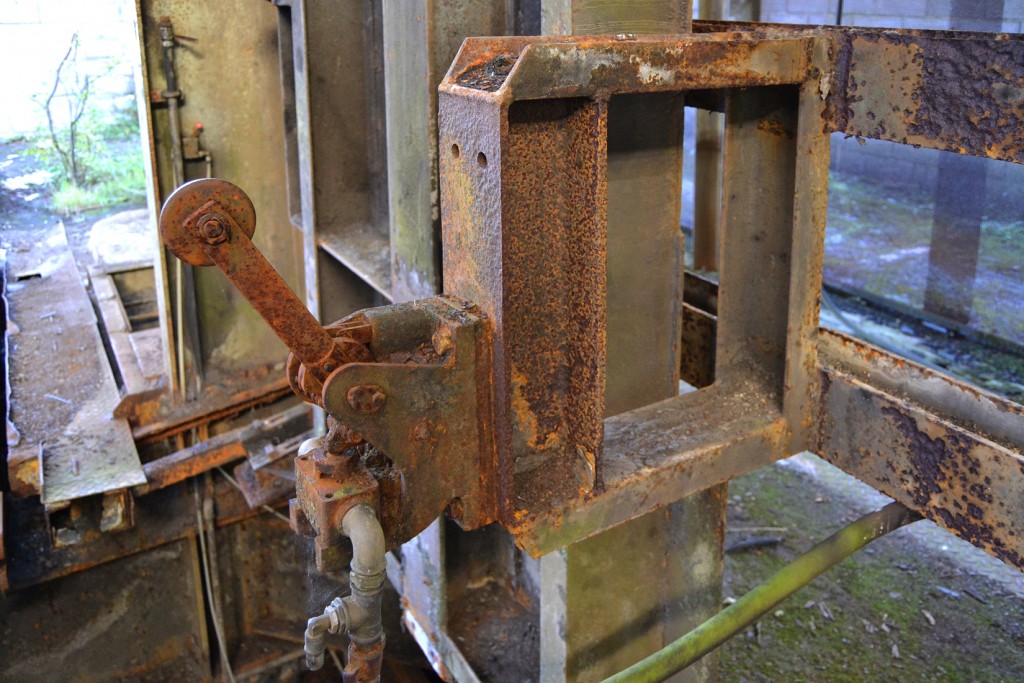 Interruptor automático de las puertas de la jaula del Pozo Lieres nº 2, de Minas de Solvay. Lieres. Siero. Asturias 2015