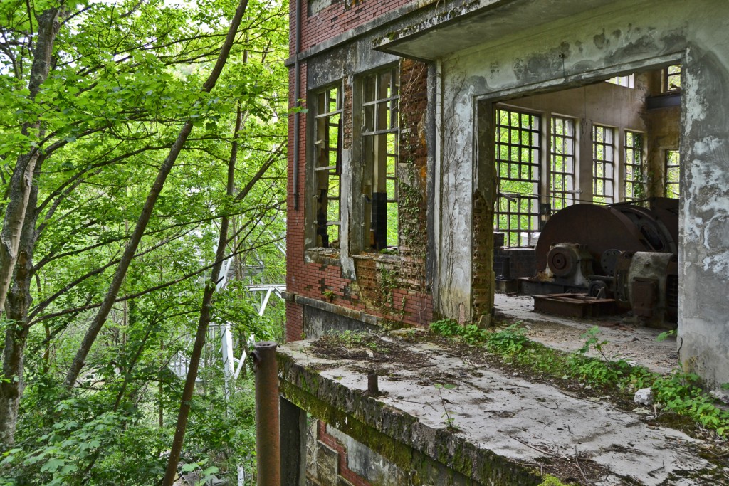 Casa de máquinas en ruinas, del Pozo San Fernando. Orillés. Aller. Asturias 2015
