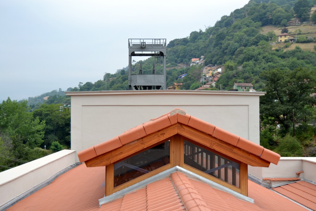 Castillete del pozo auxiliar visto desde el tejado de la casa de máquinas. Pozo Santa Bárbara. Mieres. Asturias 2015