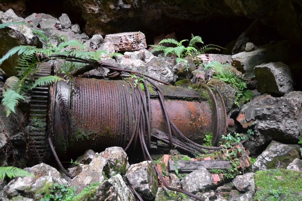 Máquina de extracción de Mina Delfina, arrojada al fondo de uno de los pozos. Ortiguero. Cabrales. Asturias 2015