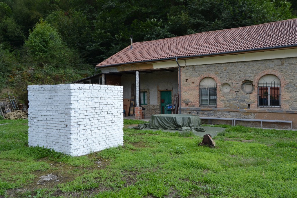 Brocal del pozo Curuxona, de Hulleras del Rosellón, y casa de máquinas convertida en vivienda. Siero. Asturias 2015