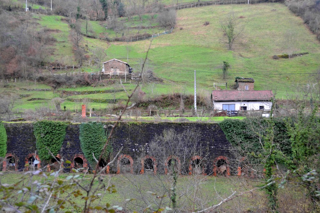 Cargaderos y antigua lampistería del grupo Pontones. Valle del Rio Negro. Aller. Asturias 2013