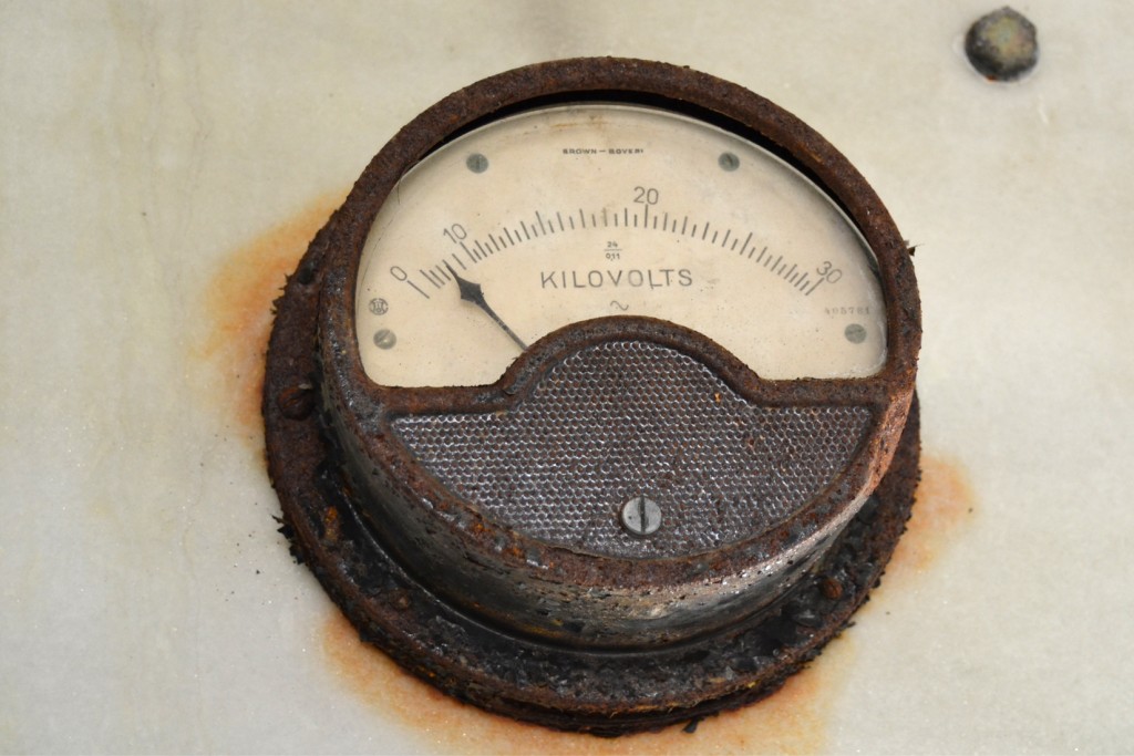 Voltímetro en el pozo Lieres nº 1, de Minas de Solvay. Lieres. Siero. Asturias 2015