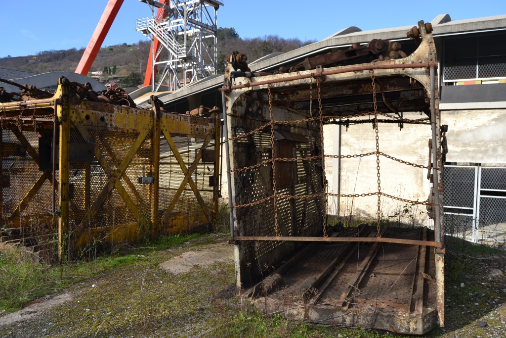 Jaulas abandonadas en el Pozo San José. Turón. Mieres. Asturias 2013