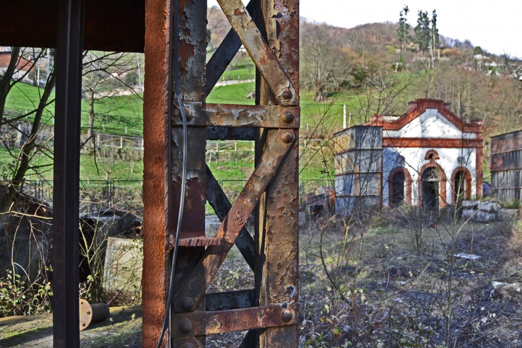 Parte del castillete del pozo auxiliar y casa de ventiladores. Pozo Santa Bárbara. Turón. Mieres. Asturias 2013