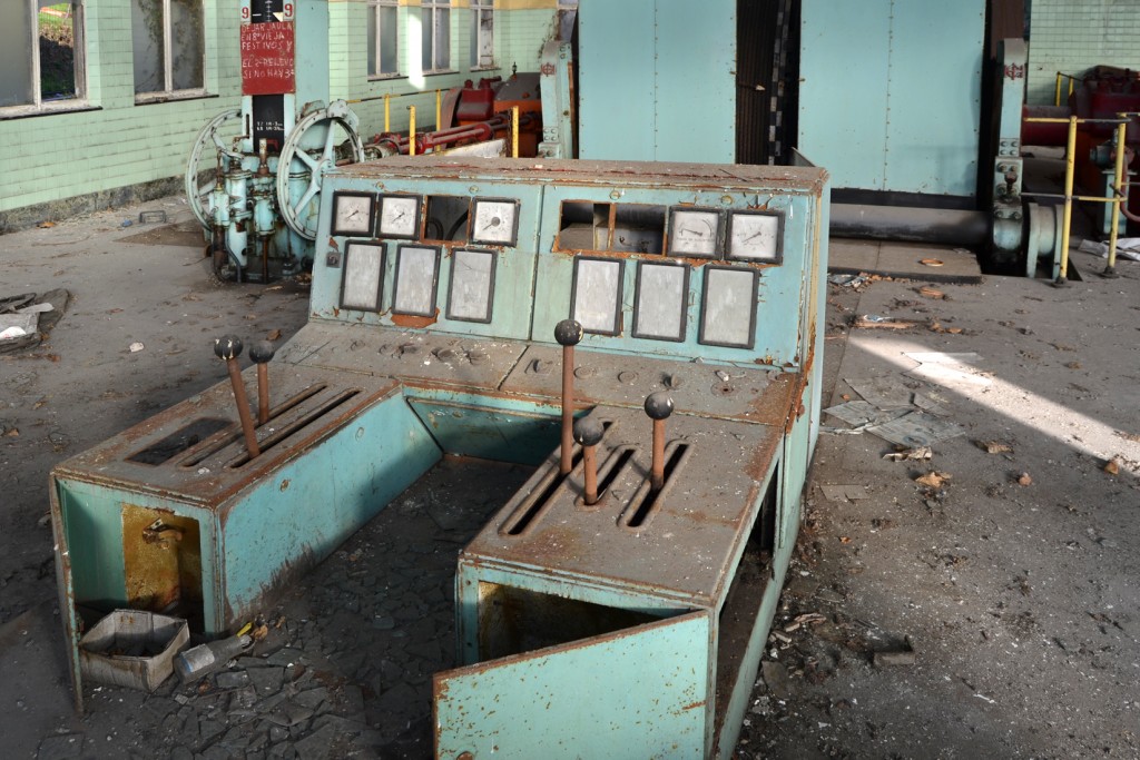 Antiguo panel de mandos de la máquina de extracción del pozo auxiliar. Pozo Santa Bárbara. Turón. Mieres. Asturias 2013
