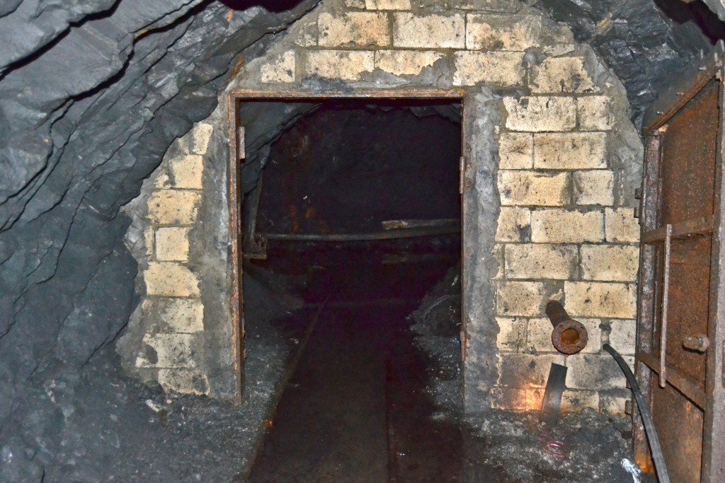 Puerta de ventilación en Mina La Señora. Valle del Río Negro. Aller. Asturias 2013