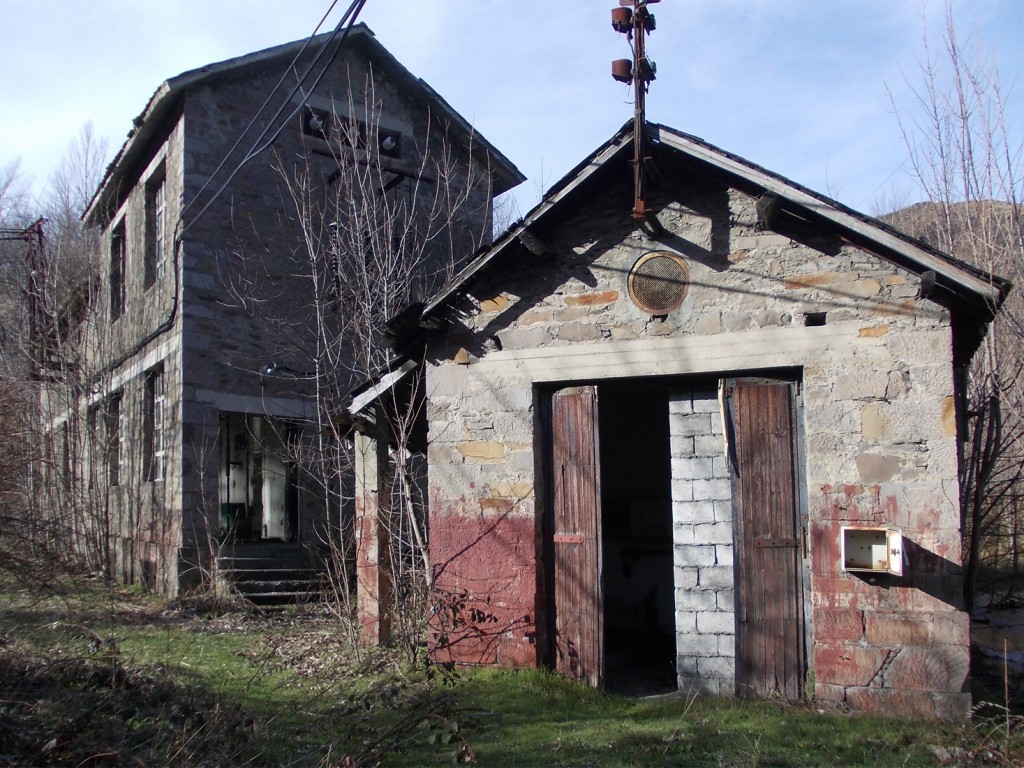 Edificios exteriores del Grupo Bolsada de la Minero Siderúrgica de Ponferrada. Caboalles de Abajo. Villablino. Leon 2013