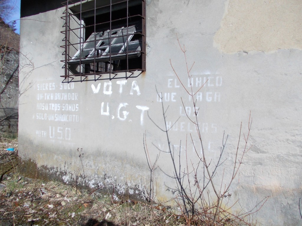 Pintada sindical en un edificio abandonado del Grupo Bolsada de la Minero Siderúrgica de Ponferrada. Caboalles de Abajo. Villablino. Leon 2013