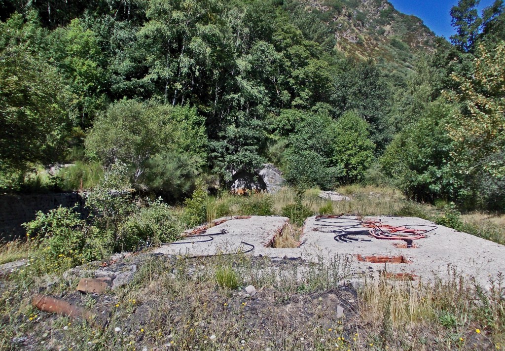 Cimientos donde estaban las cintas y tolvas de carga del Grupo Paulina de la Minero Siderúrgica de Ponferrada. Caboalles de Arriba. Villablino. León 2013