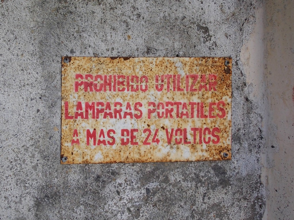 Cartel de seguridad en las Instalaciones abandonadas del Grupo Paulina de la Minero Siderúrgica de Ponferrada. Caboalles de Arriba. Villablino. León 2013