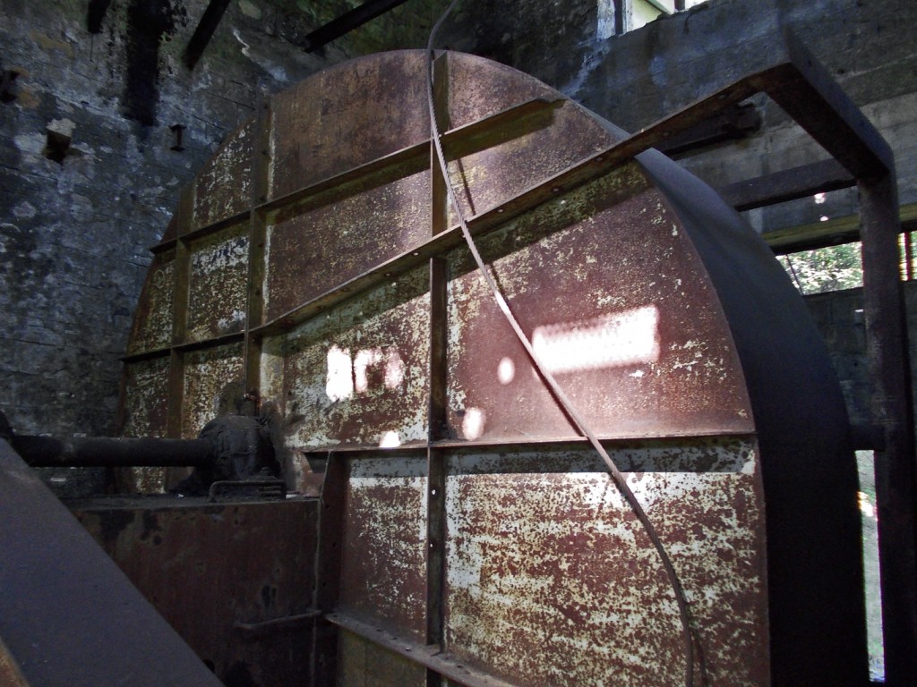 Detalle del compresor en las Instalaciones abandonadas del Grupo Paulina de la Minero Siderúrgica de Ponferrada. Caboalles de Arriba. Villablino. León 2013