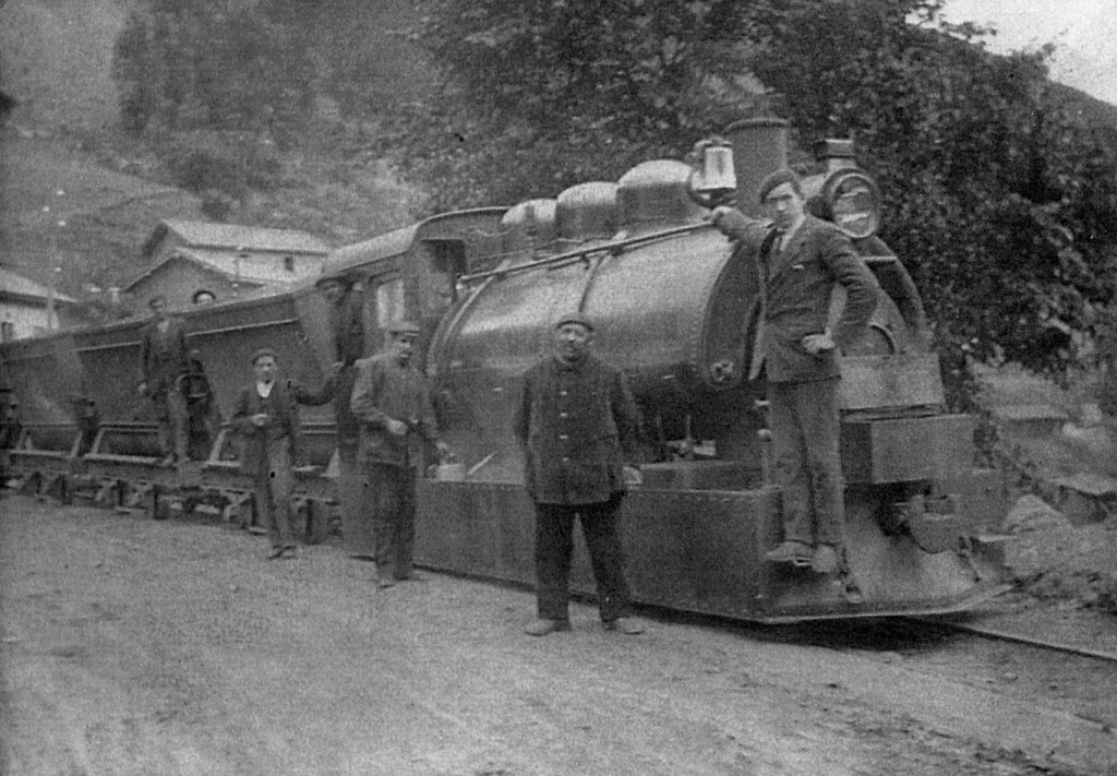 Locomotora carenada Nº 3 de la Sociedad Industrial Asturiana. Oyanco. Aller. Asturias. Años 20