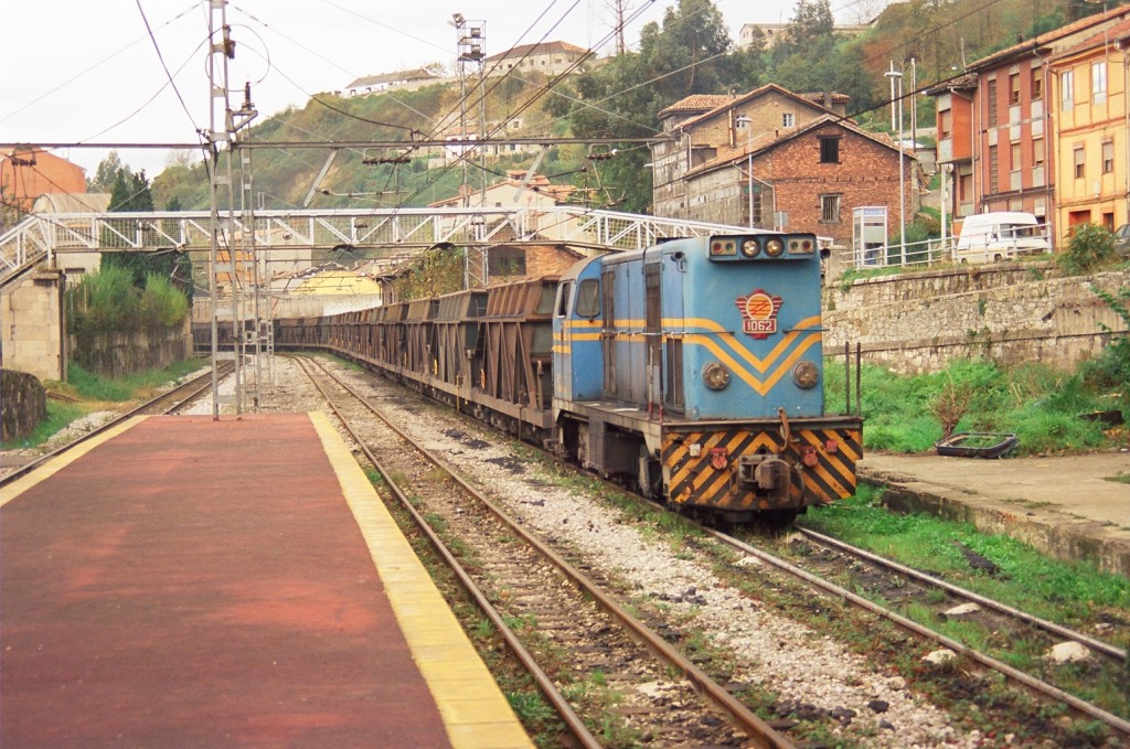 Tren de tolvas vacías en la estación de Sama subiendo para entrar en el lavadero de Modesta a cargar carbón. Langreo. Asturias 1996