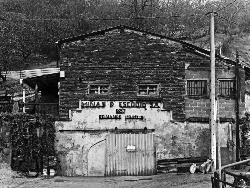 Exteriores del Pozo plano de Minas de Escobio. Langreo. Asturias 2016