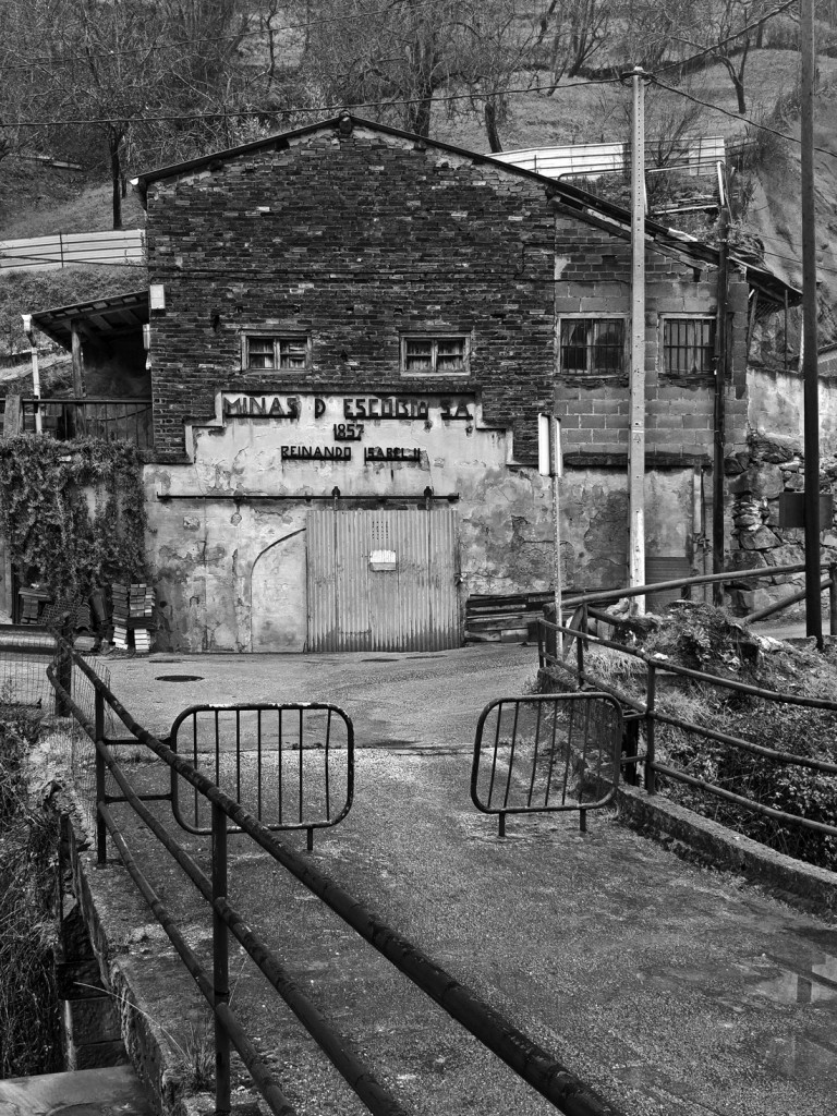 Exteriores del Pozo plano de Minas de Escobio. Langreo. Asturias 2016