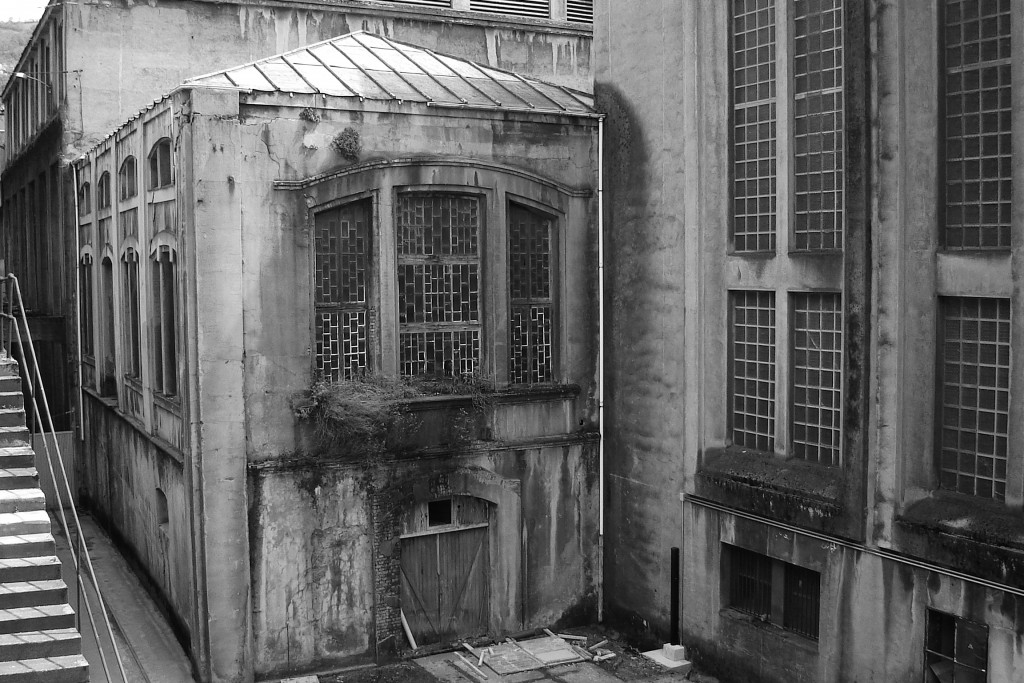 Vista exterior del edificio de turbinas de la antigua central térmica de Electra del Viesgo en Santa Cruz. Mieres. Asturias. Año 2008
