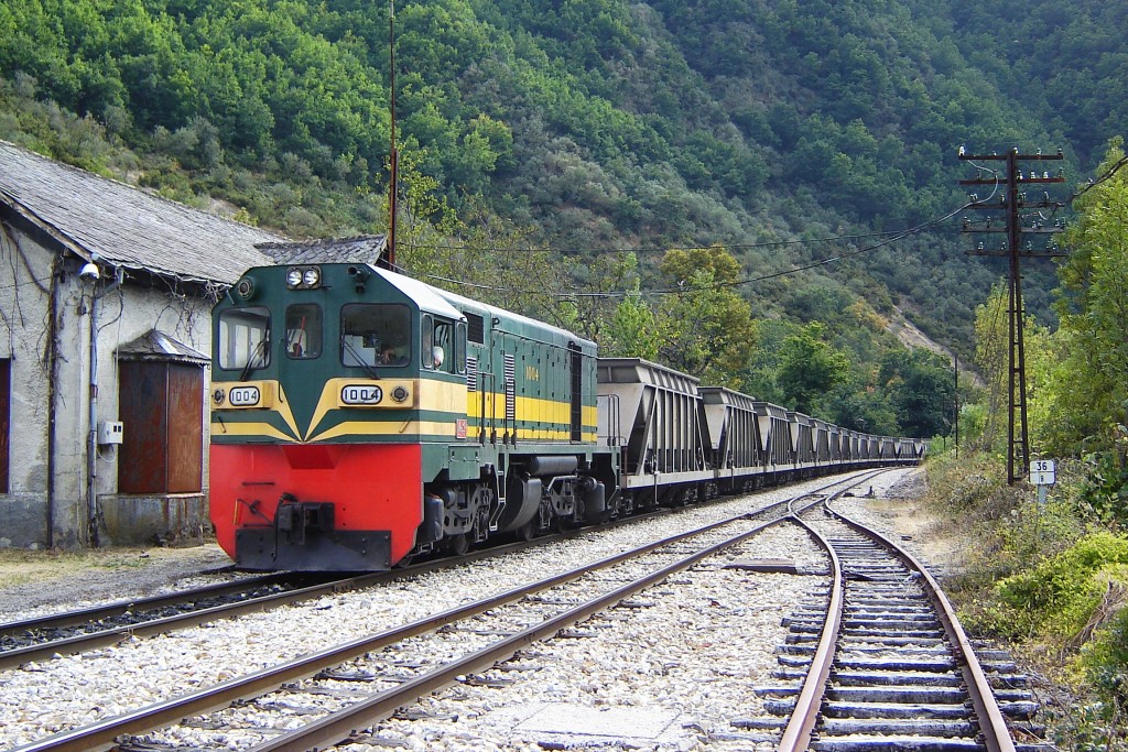 Tren de tolvas vacías en la estación de Palacios del Sil, subiendo al lavadero de Villablino a cargar. Ferrocarril Ponferrada – Villablino. Palacios del Sil. León 2009