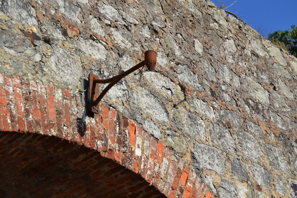 Soporte para antorcha a la entrada del túnel del ferrocarril de la Mina de Arnao. Castrillón. Asturias 2013