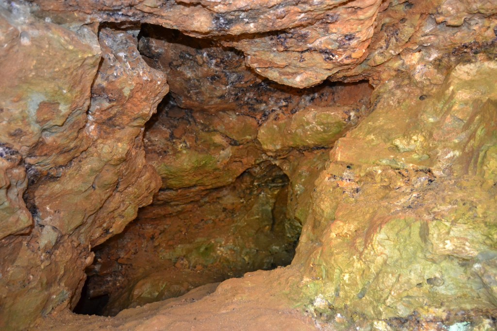 Restos de Fluorita en las paredes de La Cantera los Cobayos “La Paredona”. Ribadesella. Asturias. 2015