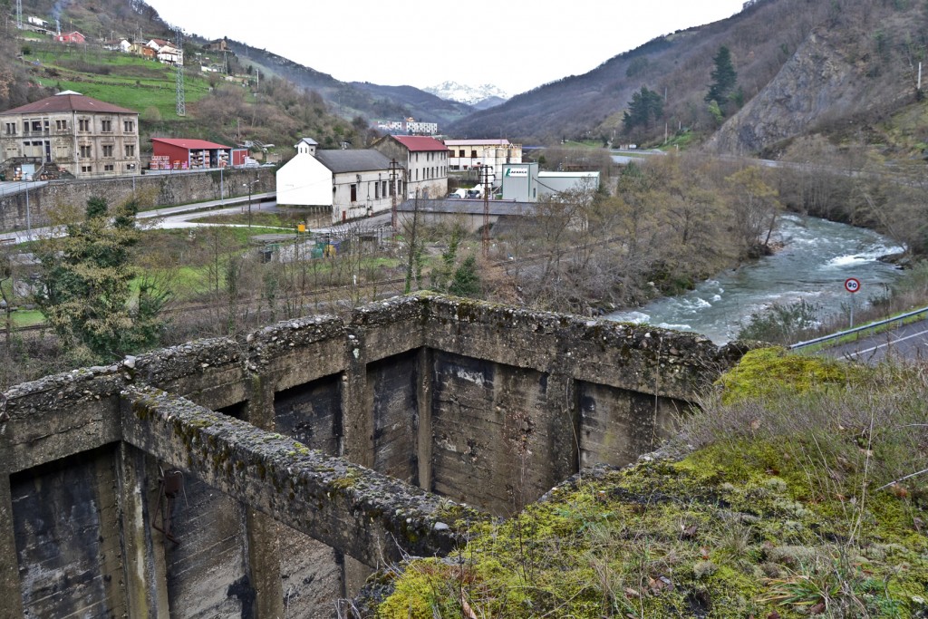 Restos de las tolvas del Pozo Plano Moreda, o pozo Santa Bárbara. Moreda. Asturias 2013