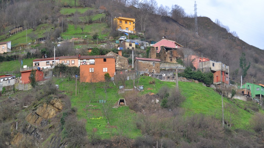 Bocamina de la S.I.A situada frente al pozo Pozo Moreda, y dedicada a usos agrícolas. Moreda. Aller. Asturias 2013