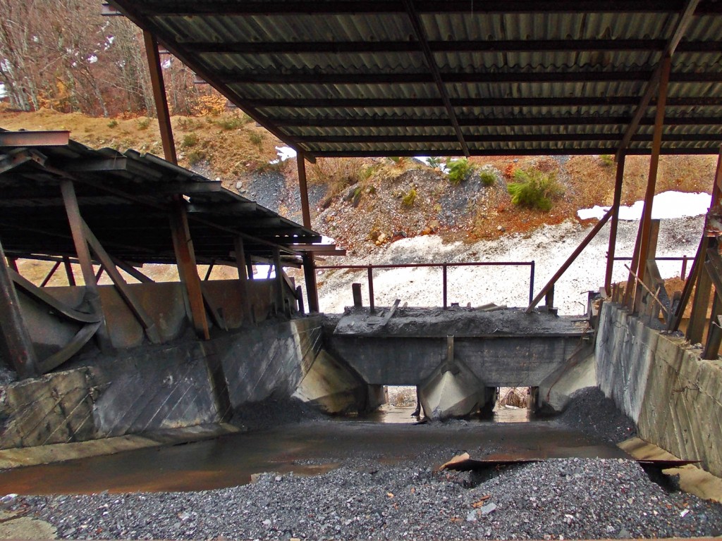 Tolvas de carga, en las instalaciones abandonadas de Antracitas de Besande. Velilla del Rio Carrion. Palencia 2013